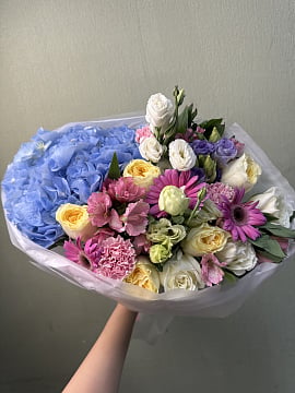 Яркий микс с гортензией и пионовидными розами