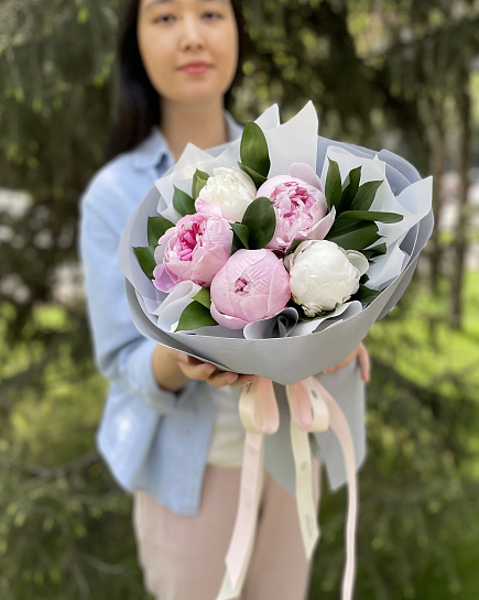Букет из 5 белых и розовых пионов с зеленью с доставкой по Алматы