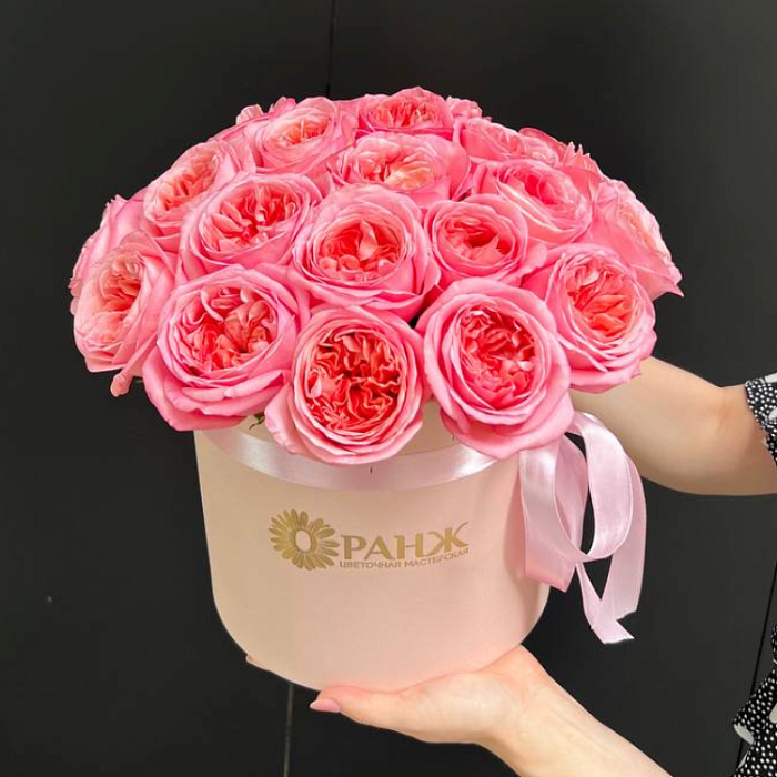 Bouquet of 25 peony roses in a box