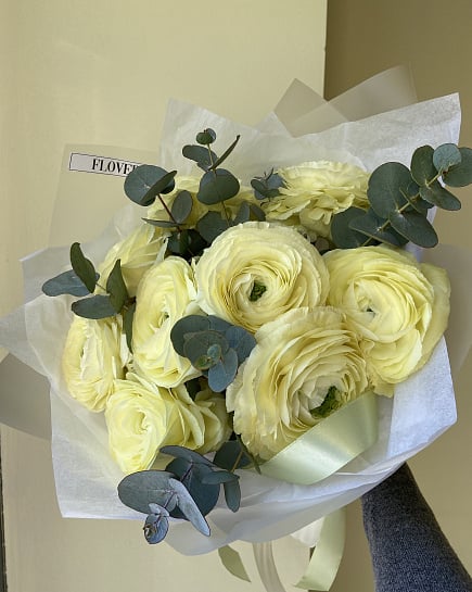 Желтые ранункулюсы с эвкалиптом с доставкой по Астане