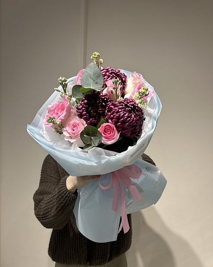 Розовые пионовидные розы с хризантемами с доставкой по Астане