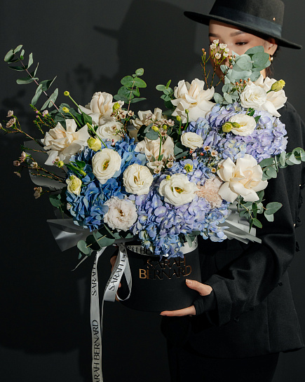 Flowers in a box with delivery to Aktau