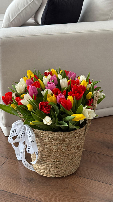 Rattan basket 75 mix tulips Rattan basket 75 mix tulips