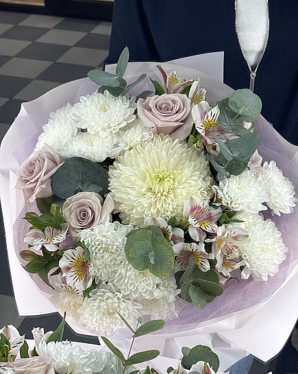 Белоснежная хризантема с розовыми розами с доставкой по Астане