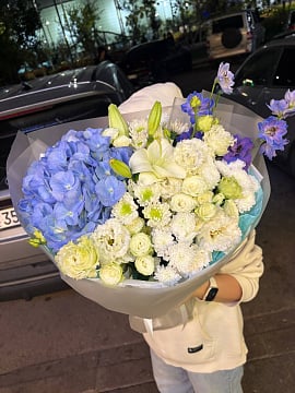 Большой сине-белый букет с гортензией и лилиями