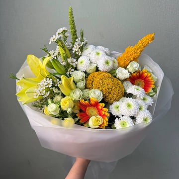 Большой круглый букет с лилиями, герберами и розами