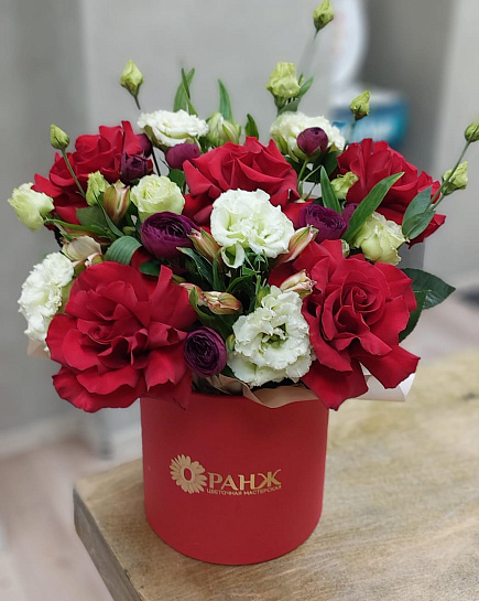 Красный букет из роз в коробке with delivery to Almaty