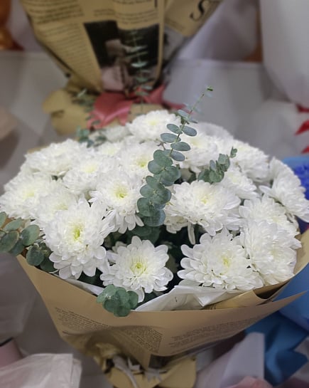 Белоснежные хризантемы с эвкалиптом с доставкой по Астане