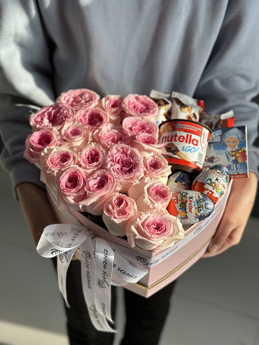 Box of roses with sweets in the shape of a heart