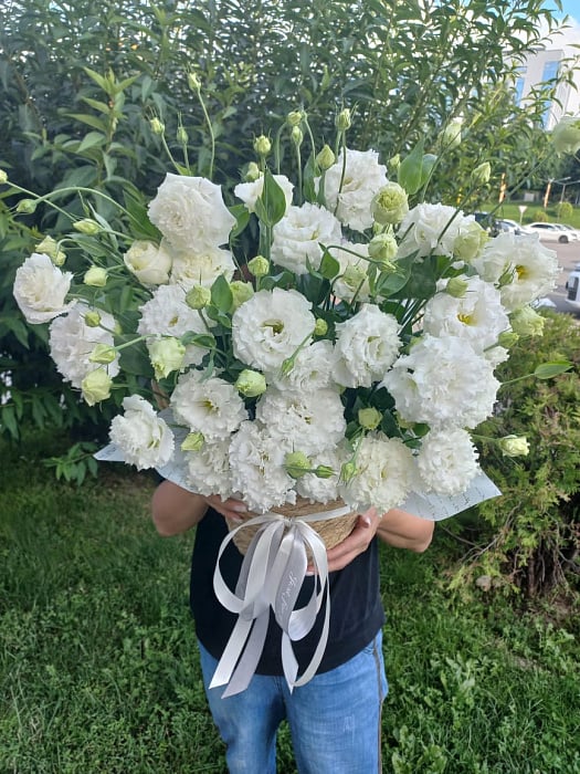 Белоснежная эустома в корзине - купить в Алматы с доставкой
