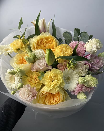 Солнечный букет с пионовидными розами и герберами с доставкой по Астане