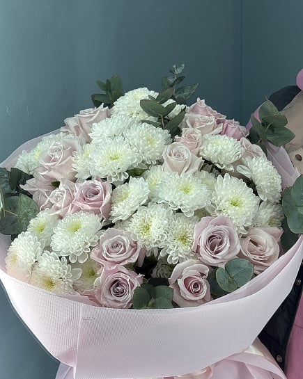 Зефирное облако из роз и хризантем с доставкой по Астане