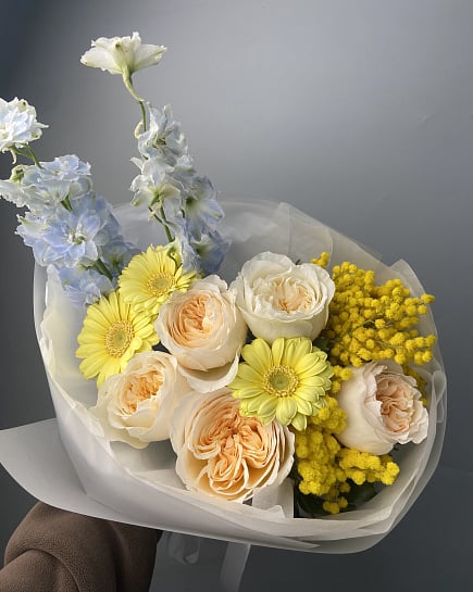 Весенний букет с пионовидными розами и мимозой с доставкой по Астане