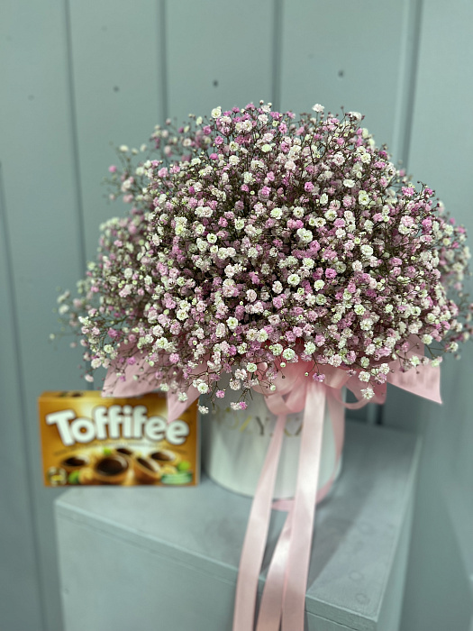 Box size M made of pink gypsophila and toffee