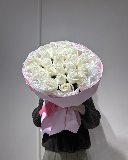 Букет из белых роз с гипсофилой с доставкой по Астане