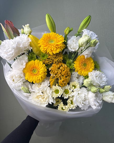 Желто-белый круглый букет с герберами with delivery to Astana