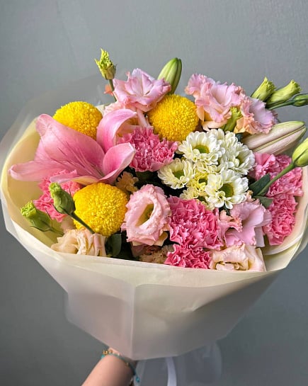 Круглый букет из эустом и хризантем with delivery to Astana