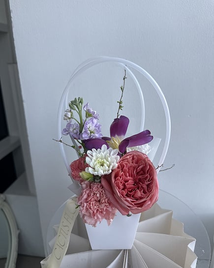 Цветочный комплимент в дизайнерской сумочке с доставкой по Астане