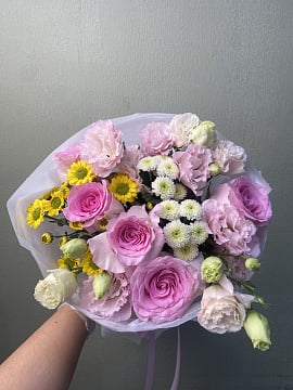 Круглый букет из розовых роз и белой эустомы