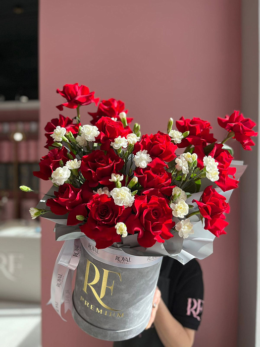 Composition of Dutch roses and Turkish carnations