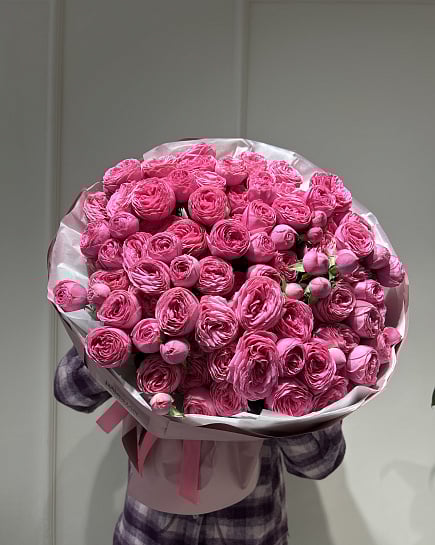 Пышный букет из розовых кустовых роз с доставкой по Астане