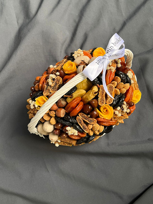 Mix basket with dried fruits and nuts