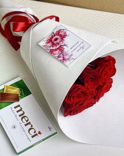 Классический комплимент с розами и Merci с доставкой по Павлодаре