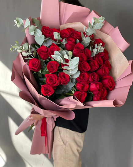 Красные розы 35 шт с эвкалиптом с доставкой по Алматы