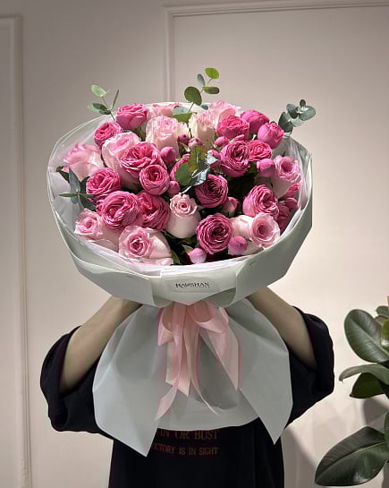 Букет из розовых кустовых и пионовидных роз с доставкой по Астане