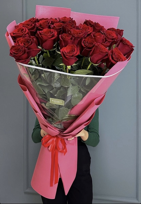 Моно букет из 25 красных метровых роз 