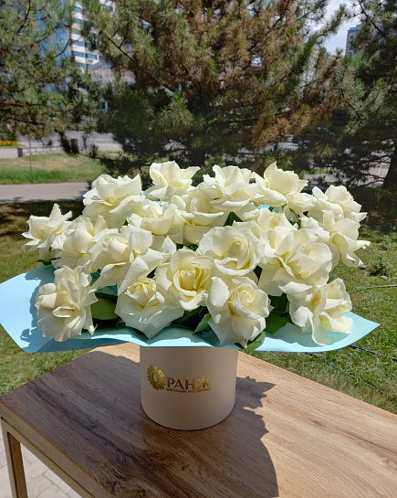 Белые розы в коробке с доставкой по Алматы