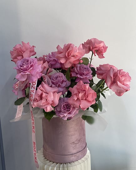 Романтичный микс пионовидных роз в шляпной коробке с доставкой по Астане