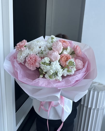 Нежный букет из розовых гвоздик и пионовидных роз с доставкой по Астане