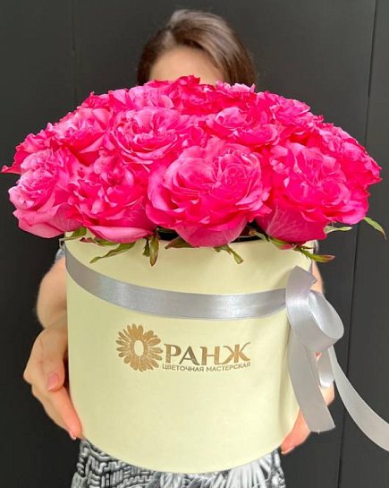 Букет из 25 пионовидных розовых роз в коробке  с доставкой по Алматы