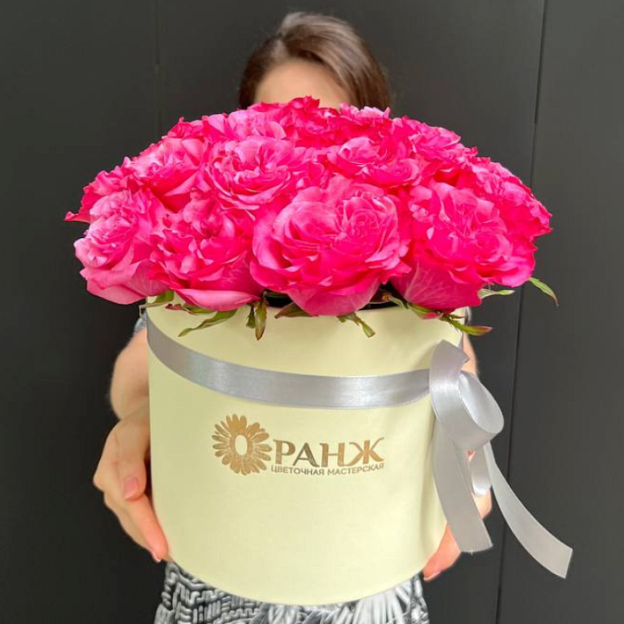 Bouquet of 25 peony pink roses in a box