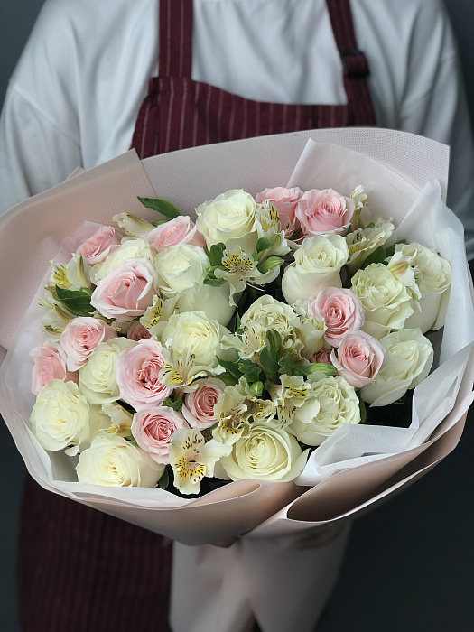 Букет цветов из альстромерии и роз