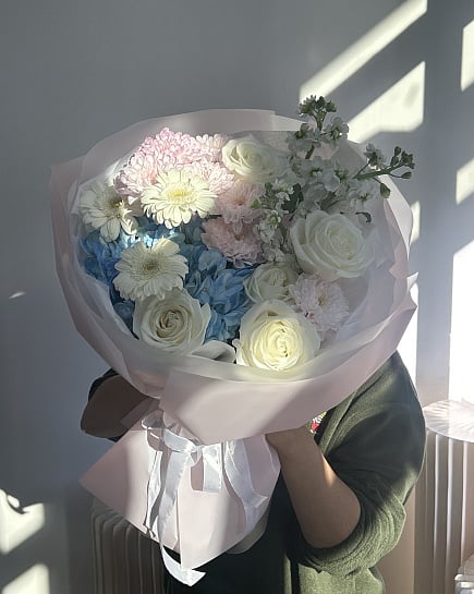 Большой круглой букет из роз и хризантем with delivery to Астане