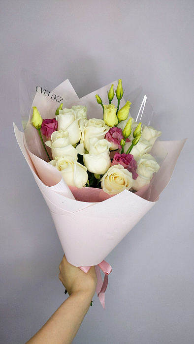 Mini-bouquet of eustoma and roses