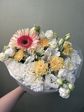 Солнечный микс с герберами и гвоздиками