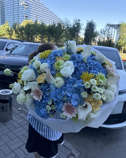 Синяя лагуна с гортензиями и каллами с доставкой по Астане