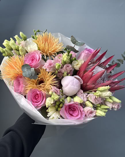 Экзотическая гармония с протеей и розами с доставкой по Астане