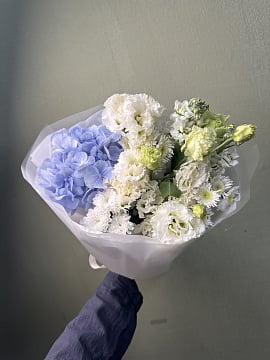 Сине-белый круглый букет с гортензией и эустомой