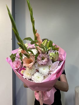 Большой асимметричный букет с гладиолусами и эустомой