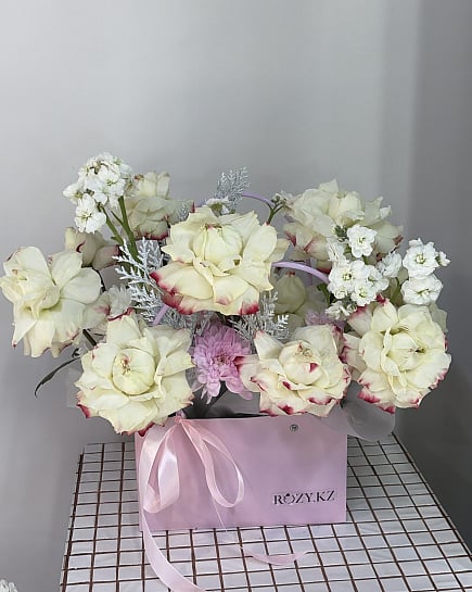 Нежный букет из пионовидных роз и георгина с доставкой по Астане