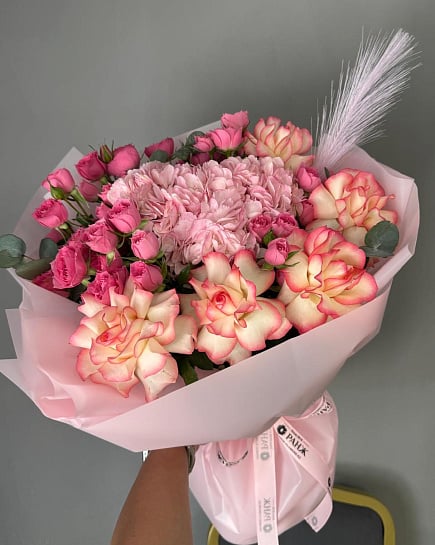 Розово-белый круглый букет с гортензией и розами with delivery to Almaty