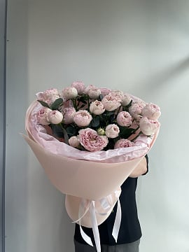 Розовое облако из пионовидных роз