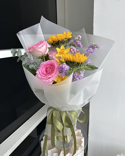 Солнечный микс с розами и подсолнухами с доставкой по Астане