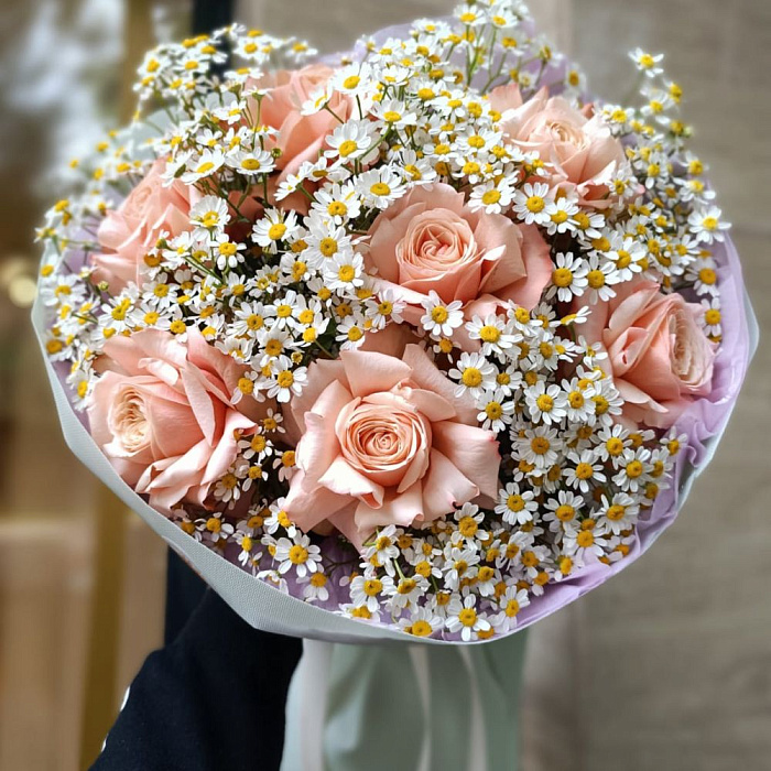 Bouquet of 7 roses with daisies