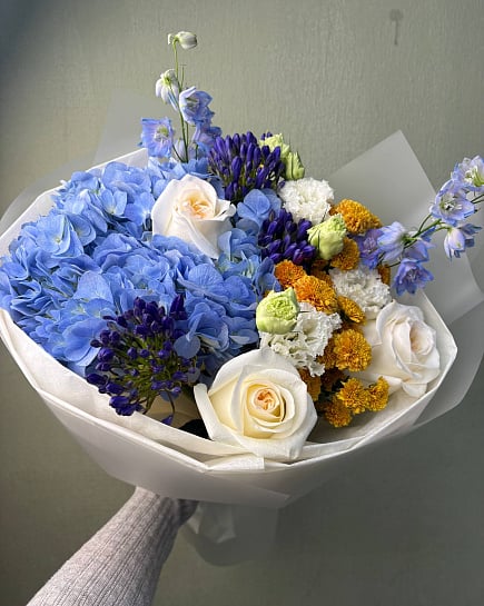 Круглый букет из синих и белых цветов with delivery to Astana