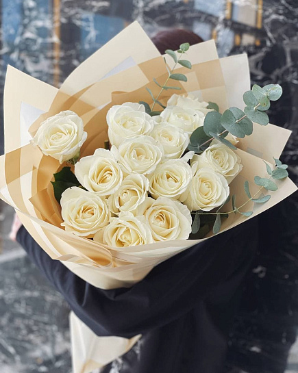 Белые розы 15 шт с эвкалиптом  с доставкой по Алматы